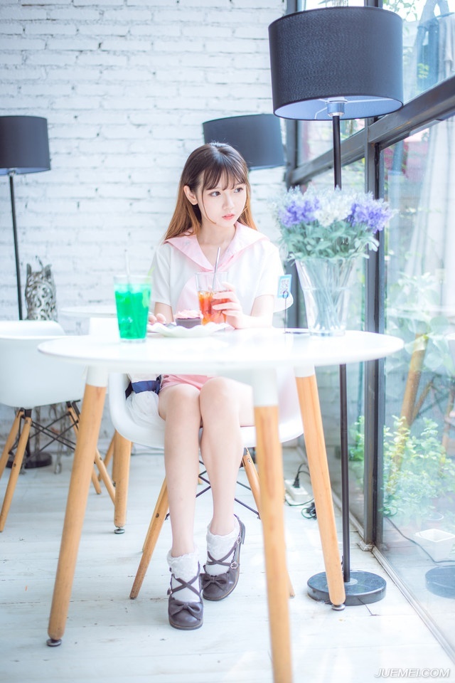 “那些辎重，就赏给这些人吧。”庞德看了一眼已经开始有些混乱的西域战士，皱了皱眉道，作为吕布帐下的精锐部队，对于刘备留下来的那些东西，可是不怎么看得上眼的，但那些兵器对于西域将士而言，还是很有吸引力的。