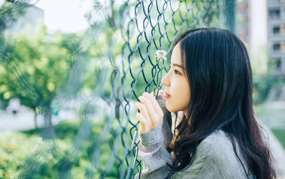 “不会。”小乔摇了摇头，眼中的茫然之色更浓：“妾身也不知道。”